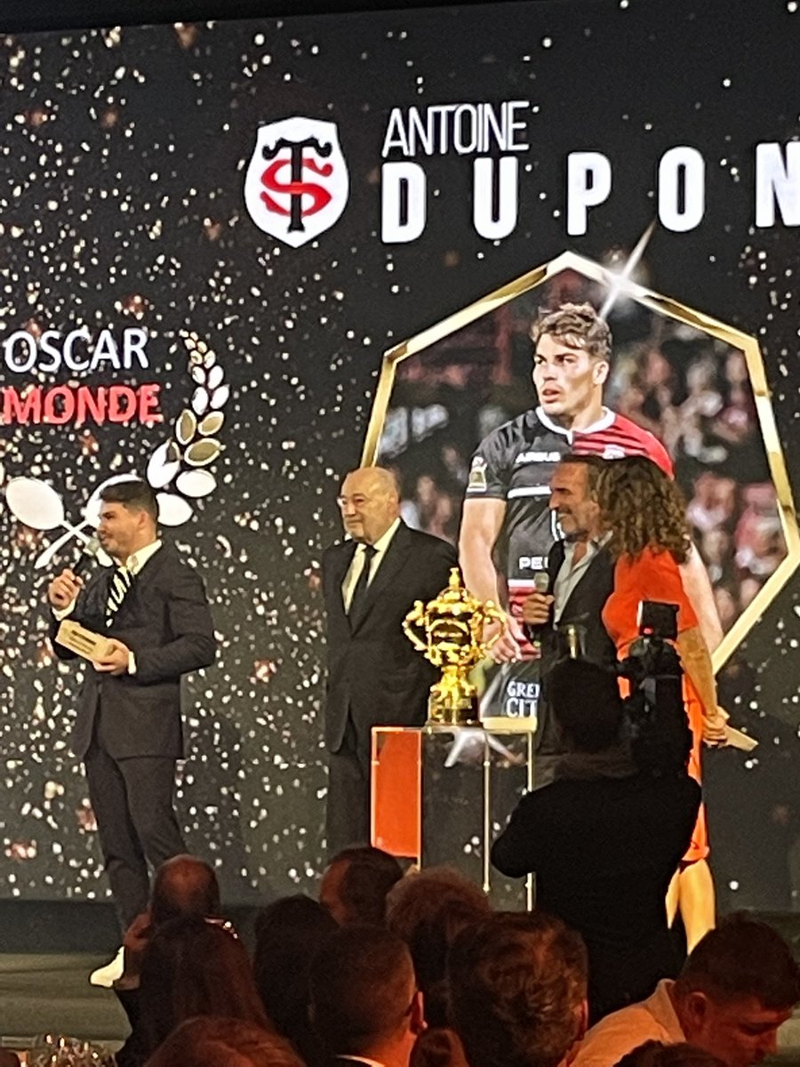 midi_olympique's tweet image. #OscarsMidol 

🏉 Dans la catégorie MONDE, le gagnant est @Dupont9A du @StadeToulousain qui remporte son deuxième Oscar ce soir ! 

Oscar remis par @JMBaylet , Président directeur général du Groupe @ladepechedumidi et @jean_dujardin.