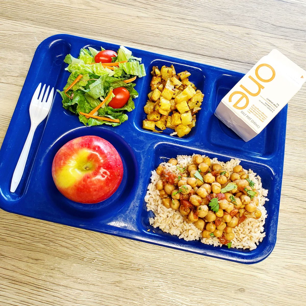 Chefrebeccak12's tweet photo. Happy Diwali!! My friends over @FlavorTempt have the best spice kits for a super simple way to get authentic, culturally relevant Indian recipes on your menus! #diwali #schoollunch #culturallyrelevant #chefsmovetoschools #indianfood #plantforward #realschoolfood #chana https://t.co/hD3EHweJjf