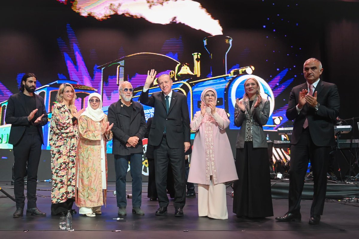 MehmetNuriErsoy's tweet photo. Türkiye Kültür Yolu Festivallerimiz kapsamında ülkemizde ağırladığımız #Yusufİslam'ı Cumhurbaşkanlığı Kongre ve Kültür Merkezi'nde dinledik.

Cumhurbaşkanımız Sayın @RTErdogan'ın teşrifleriyle düzenlenen bu muhteşem konser için Yusuf İslam'a teşekkür ediyorum. https://t.co/NAHbu5yhcq