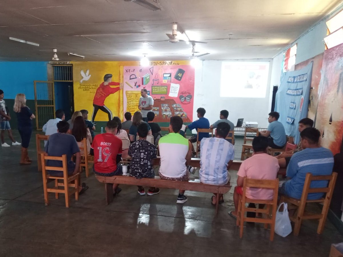 DuttoManuel's tweet photo. #Hoy estuve en la #UPIV donde se realizó el Curso de #RCP organizado por la Coord de Escuelas en Contexto de Privación de la Libertad, en el que participaron alumnos, docentes y personal penitenciario.
¡Muy buena iniciativa este curso para todas las unidades del #SPP!👏🏻 https://t.co/sUz1qbOYI1