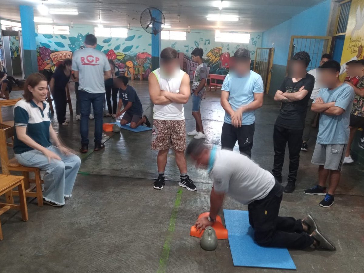 DuttoManuel's tweet photo. #Hoy estuve en la #UPIV donde se realizó el Curso de #RCP organizado por la Coord de Escuelas en Contexto de Privación de la Libertad, en el que participaron alumnos, docentes y personal penitenciario.
¡Muy buena iniciativa este curso para todas las unidades del #SPP!👏🏻 https://t.co/sUz1qbOYI1