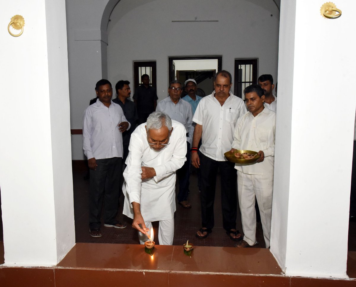 IPRDBihar's tweet photo. दीपावली के अवसर पर मुख्यमंत्री आवास 1 अणे मार्ग, पटना में माननीय मुख्यमंत्री @Nitishkumar ने दीप जलाया l https://t.co/CvVFyYua8B