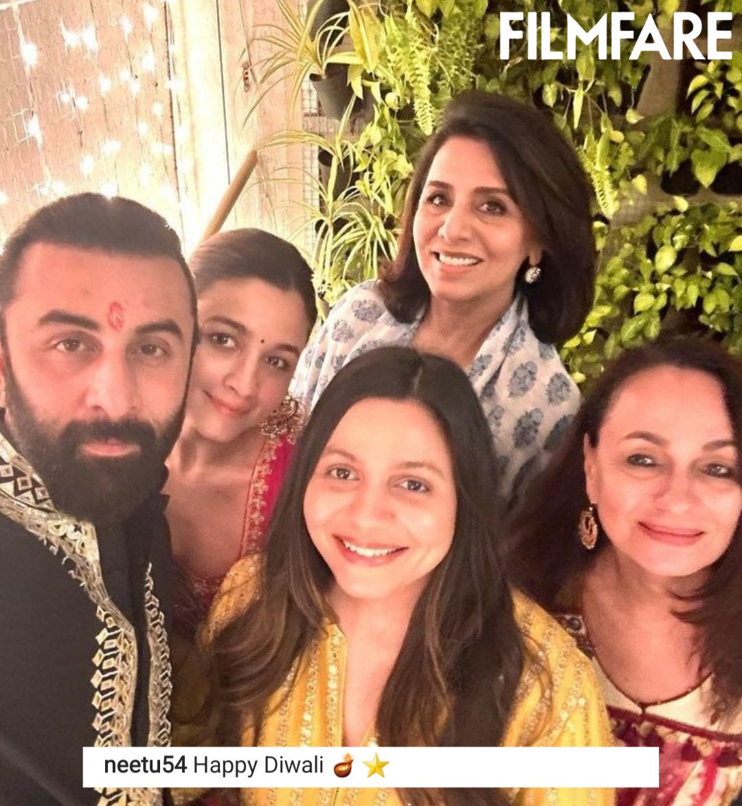 And finally the picture we were waiting for! ❤️

#AliaBhatt, #RanbirKapoor, #NeetuKapoor, #SoniRazdan and #ShaheenBhatt pose for a Diwali selfie.