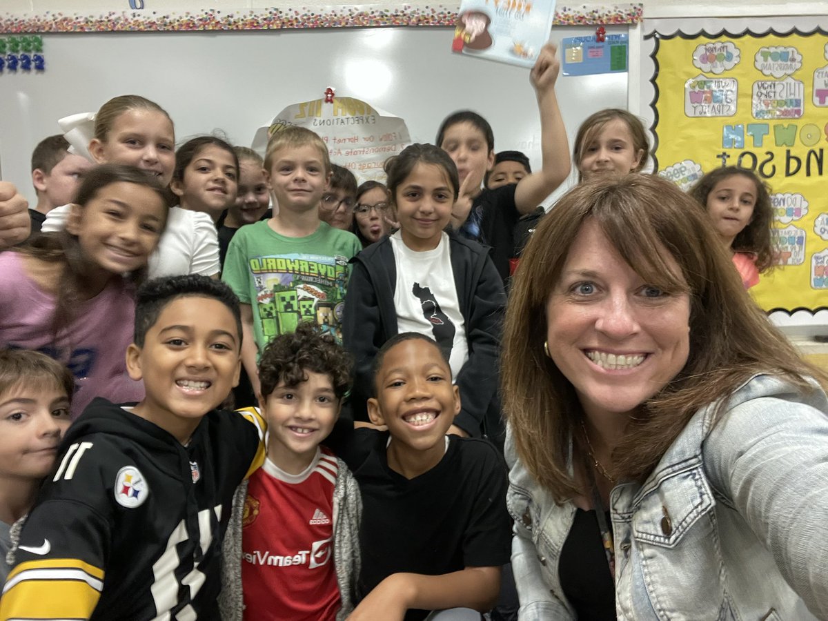 ileadkristin's tweet photo. Loved reading “Why They Do That” with @MsZintak’s class! Such great connections to “Wonder” and understanding acceptance in this month of October! #osd135 #hptpride https://t.co/FgQp8AWMdu