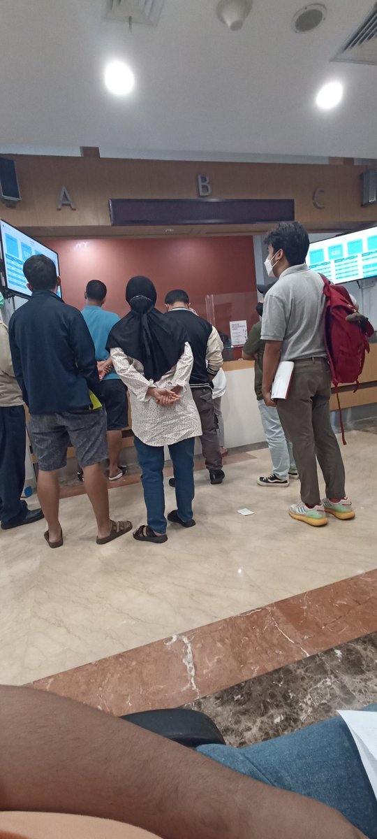 Berikanlah mukjizat kepada orang yg antri obat di eka bsd untuk bisa duduk. Apakah mungkin ada wabah bisul di pantat untuk area serpong. Dr jam 6 sore farmasi isinya org berdiri semua dan skrg jam 22.14