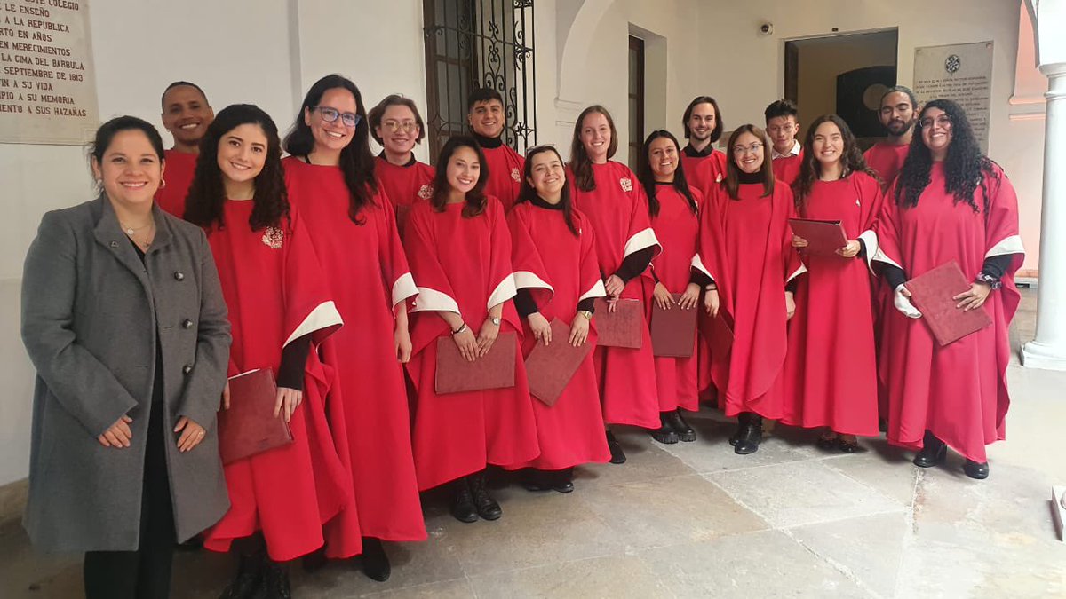 El coro de la Universidad del Rosario estará en la ceremonia cantando el himno del Colegio Mayor de Nuestra Señora del Rosario.