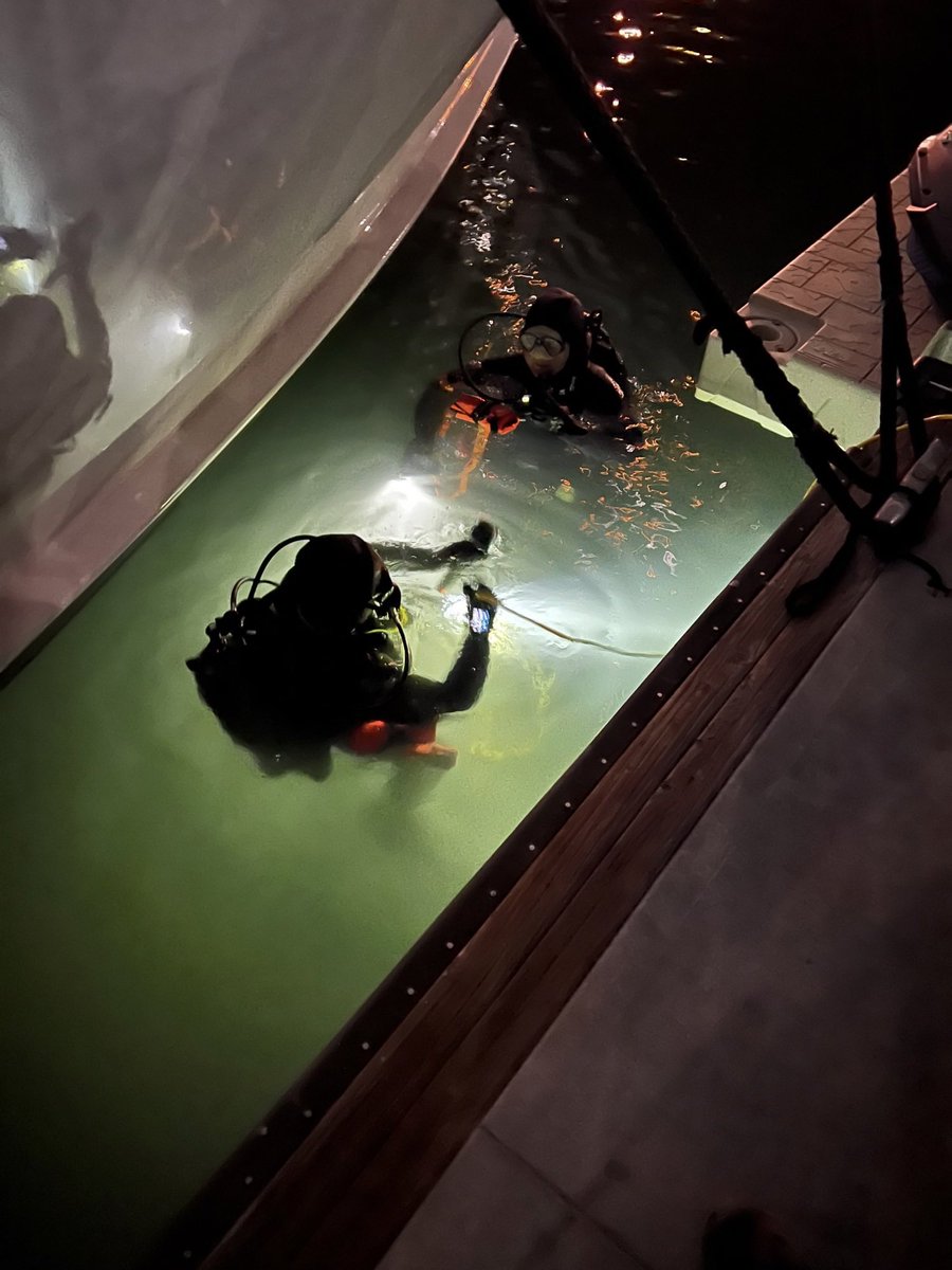 SEBLASD's tweet photo. #LASD SEB divers at Marina del Rey last night assisting in the search and recovery of a missing person. https://t.co/ybYlU9pmtQ