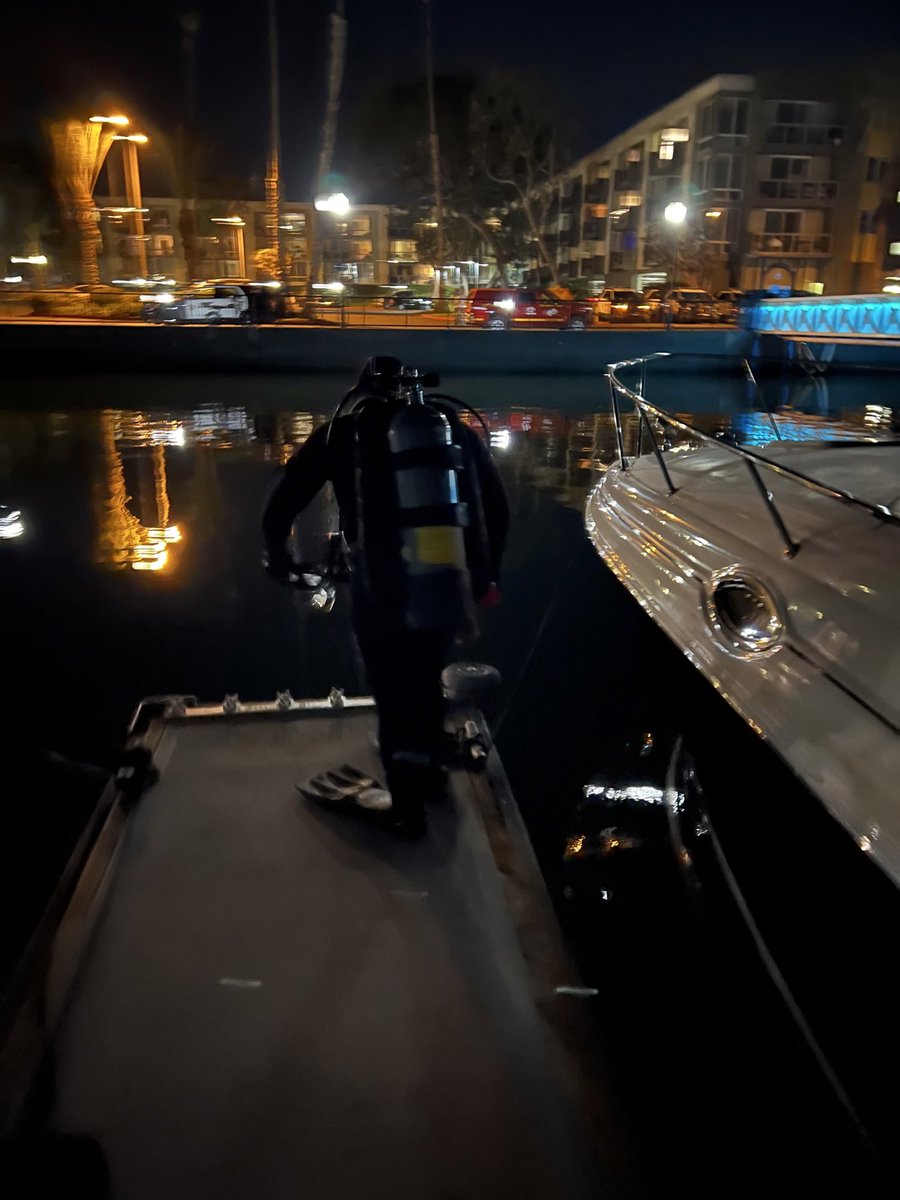 SEBLASD's tweet photo. #LASD SEB divers at Marina del Rey last night assisting in the search and recovery of a missing person. https://t.co/ybYlU9pmtQ
