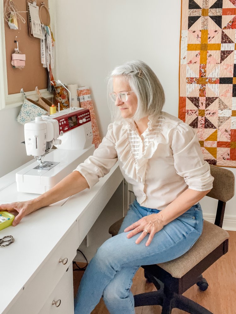 ArrowCabinets's tweet photo. Want to sew like the pros?! Check out the studio of Arrow Sewing Ambassador, Sharon Holland! Beautifully outfitted with a Kangaroo &amp; Joey Sewing Cabinet &amp; Princess Hazel Sewing Chair! 💙 https://t.co/HYvcAGKQDe