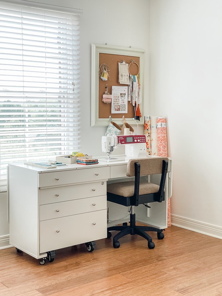 ArrowCabinets's tweet photo. Want to sew like the pros?! Check out the studio of Arrow Sewing Ambassador, Sharon Holland! Beautifully outfitted with a Kangaroo &amp; Joey Sewing Cabinet &amp; Princess Hazel Sewing Chair! 💙 https://t.co/HYvcAGKQDe