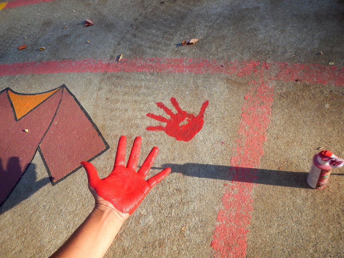 LabyrinthsDOTca's tweet image. Medicine Walk Labyrinth . . .

Within South/Red Quadrant of the Medicine Wheel

Adding Red Hand Print

Beside Red Dress

as

Representation &amp;amp; Reminder

of

Missing and Murdered Indigenous Women &amp;amp; Girls.

Hillcrest Park, Tkaronto

| #MMIWG #FFADA #NoMoreStolenSisters #Labyrinths🍥