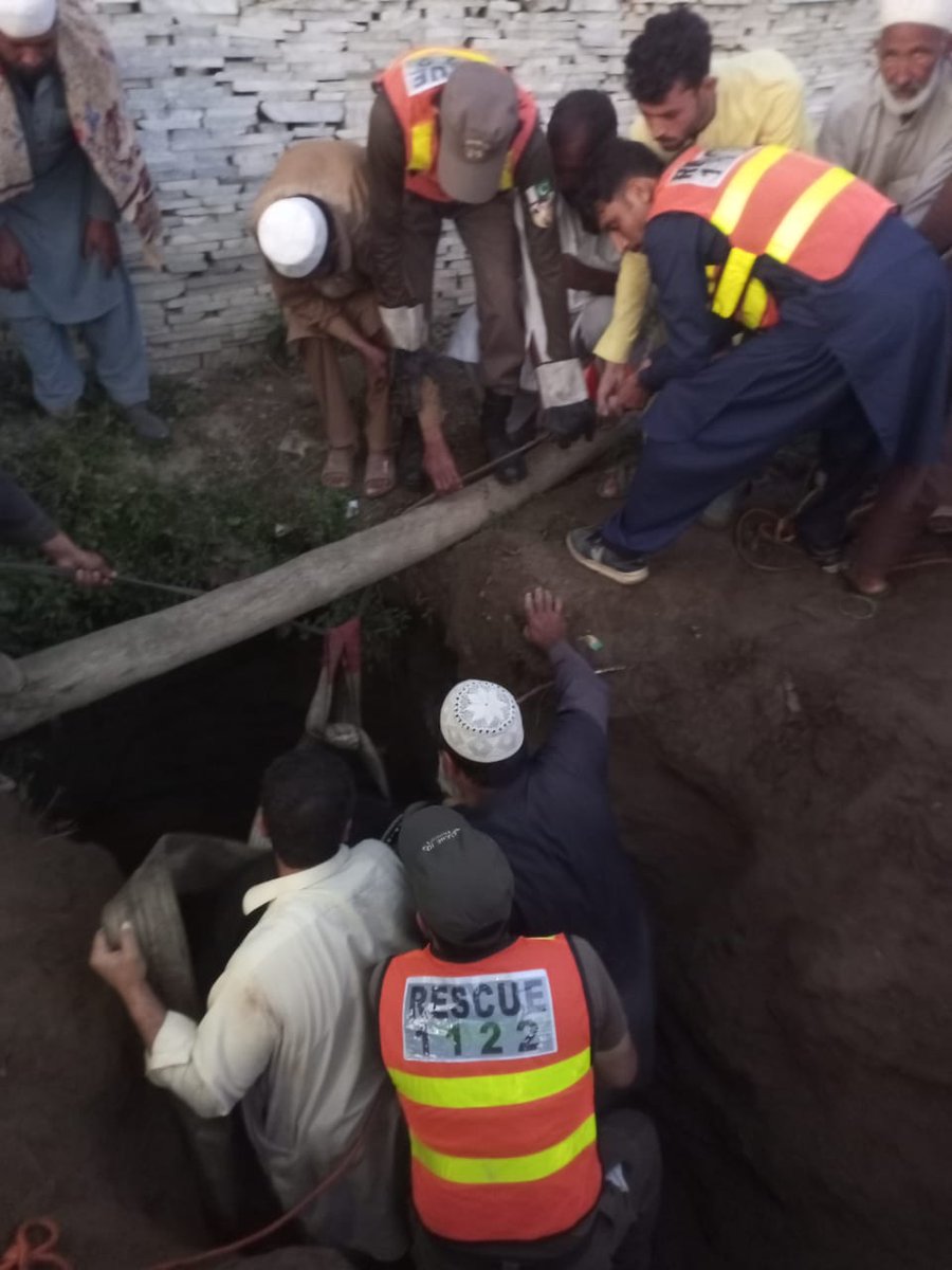 Rescue1122Buner's tweet photo. *ریسکیو1122بونیر/ریکوری ایمرجنسی* 

بونیر:دِن کا اجالا ہو یا رات کی تاریکی،

 بونیر: گاوں حاجی آباد میں ایک بھینس گہرے کنویں میں گرگئی۔

بونیر: ریسکیو 1122 بونیرکے ڈیزاسٹر ٹیم نے بروقت موقع پر پہنچ کر پیشہ ورانہ مہارت کیساتھ بھینس کو  کنویں سے  زندہ سلامت باہر نکال دیا ، https://t.co/4VeepLclzu