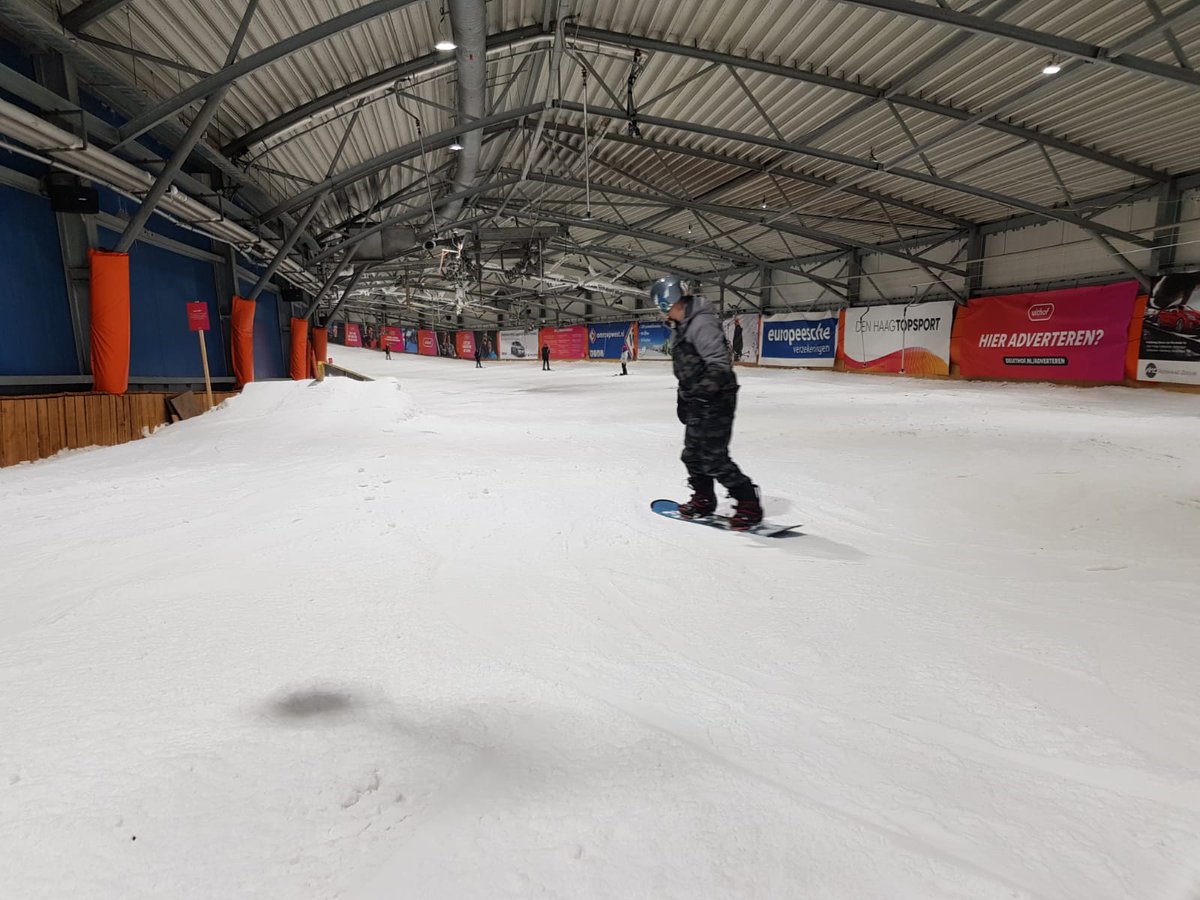 shjong's tweet image. 18 december gaan we twee uur lang skiën of snowboarden bij de Uithof in Den Haag. Voor beide opties worden lessen aangeboden. Heb je geen ervaring? Dan zijn de lessen verplichten.
Kaarten kan je bestellen via: eventbrite.co.uk/e/tickets-sh-j… 
Wees er snel bij, want VOL = VOL
