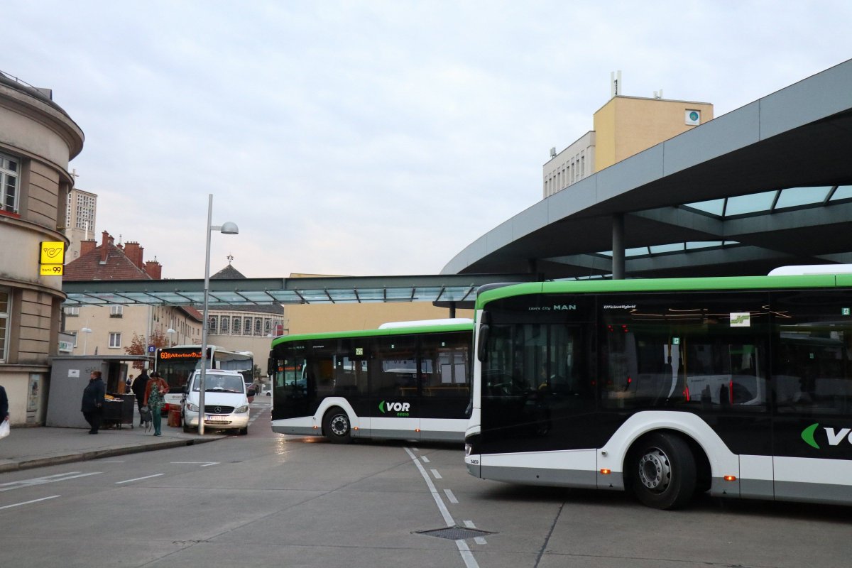 DerGrafikfehler's tweet photo. Kann mir das vielleicht mäjemand erklären, vielleicht @Stadt_Wien? Für mich schaut die Verkehrsführung am Liesinger Platz nach "Einbahn gegen den Uhrzeigersinn" aus. Die Richard-Fahrer dürften das wohl anders interpretieren. https://t.co/IgxSBQA9BN