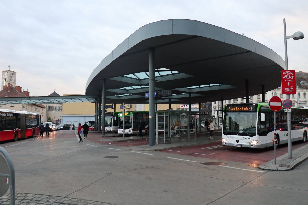 DerGrafikfehler's tweet photo. Kann mir das vielleicht mäjemand erklären, vielleicht @Stadt_Wien? Für mich schaut die Verkehrsführung am Liesinger Platz nach "Einbahn gegen den Uhrzeigersinn" aus. Die Richard-Fahrer dürften das wohl anders interpretieren. https://t.co/IgxSBQA9BN