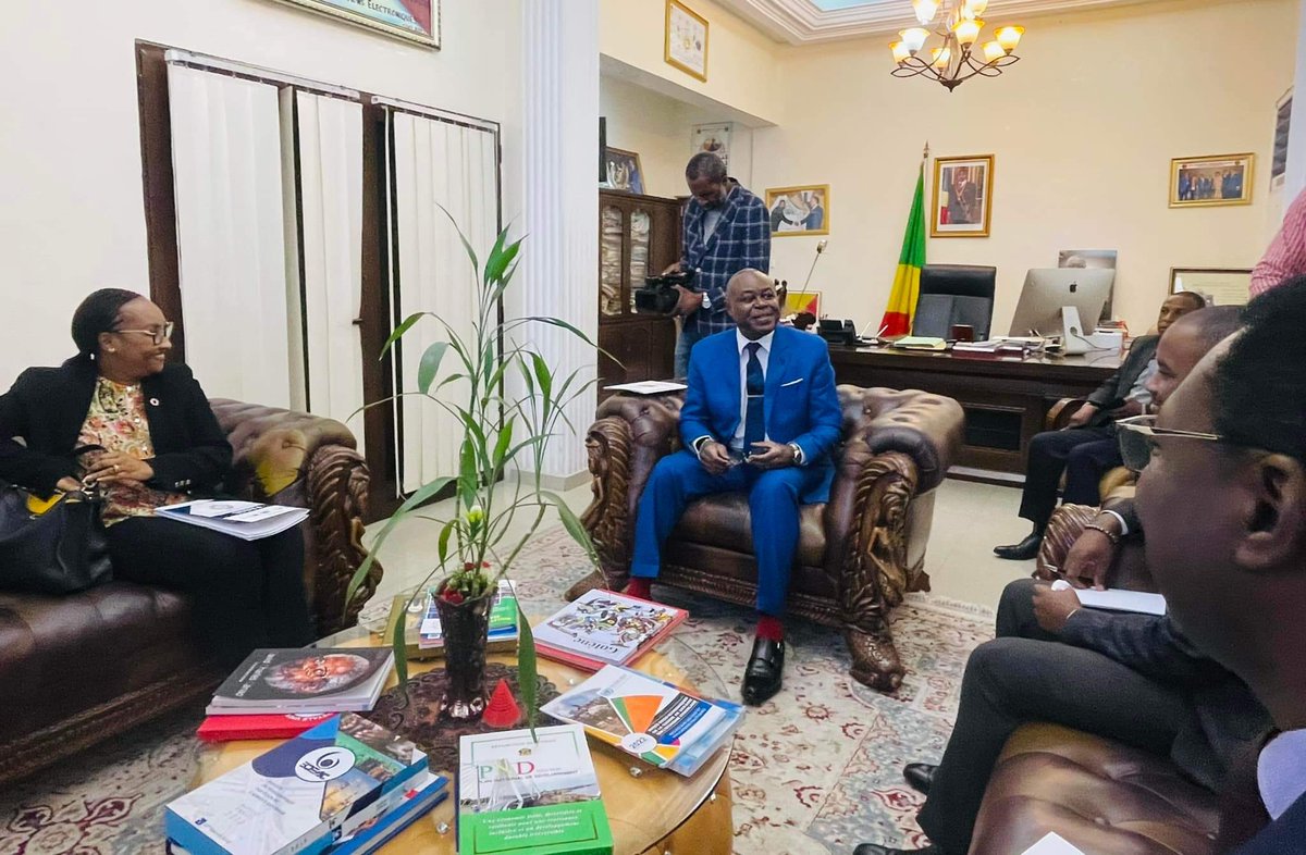 J’ai reçu en audience la Representante de @UBrazzaville Mme <a href="/Fififatimata/">Fatimata Fifi Barry</a> à l’ordre du jour l’organisation d’une étude sur l’universalité de l’internet <a href="/chaireunescobx/">Chaire Unesco PETCD</a> <a href="/Dgden_cg/">DG du Développement de l'Economie Numérique</a>