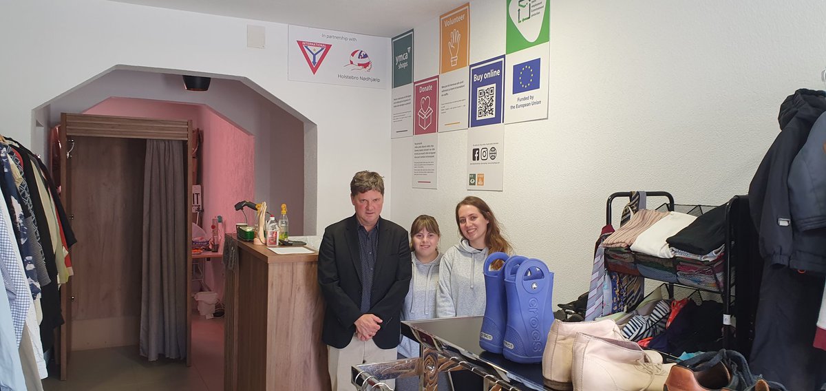 Our #CharityShop team in #Gjakova welcome our dear friend @GlobalTomV from @ymca of the 🇺🇸 and they had the opportunity to share how @YMCAKosovo recycle ♻️ textiles 👕 👗 🥻 👚 👔 👞 👟 👡 supports employment of women and our #youthwork around 🇽🇰 #sdg13climateaction @WorldYMCA