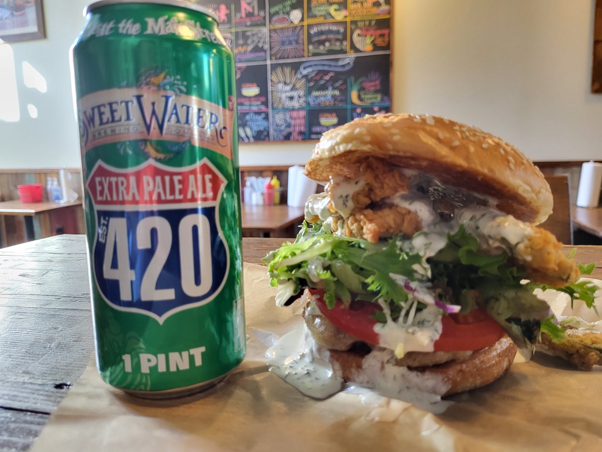 fbgrantpark's tweet photo. Check out this beautiful beast!
Chicken burger with white cheddar, vine ripened tomato, field greens, crispy fried jalapeños, and ranch

Pair's quite nicely with @sweetwaterbrew 420 Pale Ale! https://t.co/AayKYF4Dlq