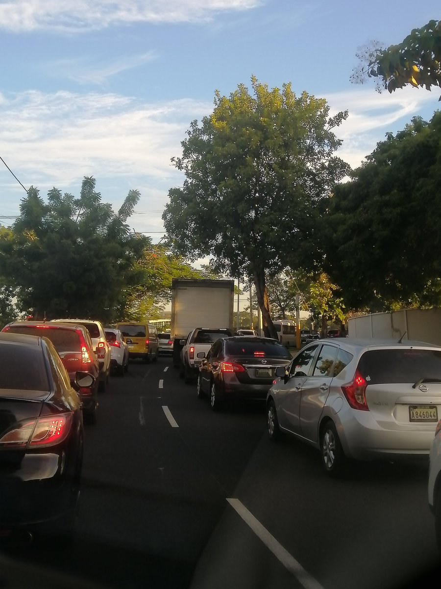 felinobv's tweet photo. Dios mio!  Hasta cuándo será esto, que estaremos pagando?.. Desde Santo Domingo Este a cruzar al Gran Santo Domingo, diario un tapón kilometrico por las cuatro vías que conducen al puente flotante y de la bicicleta, por la reparación del puente Duarte, aveces dos Amet controlan. https://t.co/SA6Wp6UtdT