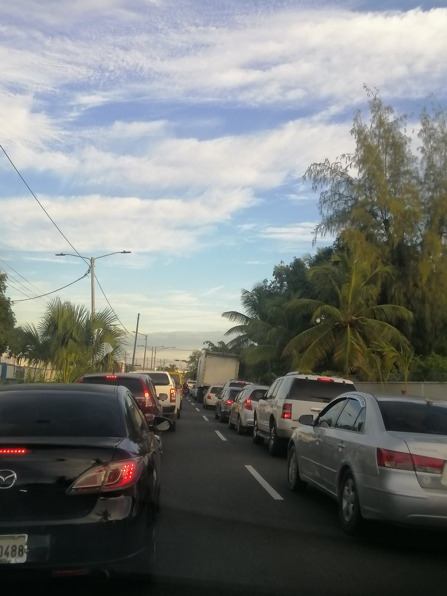 felinobv's tweet photo. Dios mio!  Hasta cuándo será esto, que estaremos pagando?.. Desde Santo Domingo Este a cruzar al Gran Santo Domingo, diario un tapón kilometrico por las cuatro vías que conducen al puente flotante y de la bicicleta, por la reparación del puente Duarte, aveces dos Amet controlan. https://t.co/SA6Wp6UtdT