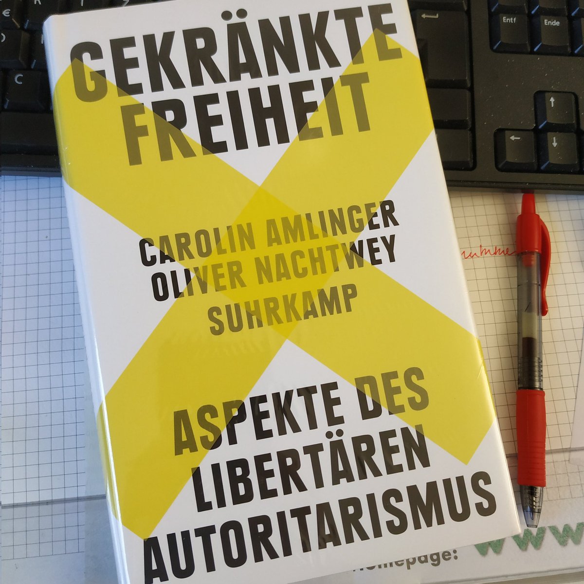 Endlich konnte ich das neue Buch von <a href="/CAmlinger/">Carolin Amlinger</a> und <a href="/onachtwey/">Oliver Nachtwey</a> in der Buchhandlung meines Vertrauens abholen ... die Leseprobe war ja schon vielversprechend; jetzt bin ich sehr auf den Nachschlag gespannt! #autoritarismus <a href="/suhrkamp/">Suhrkamp Verlag</a> #lesen