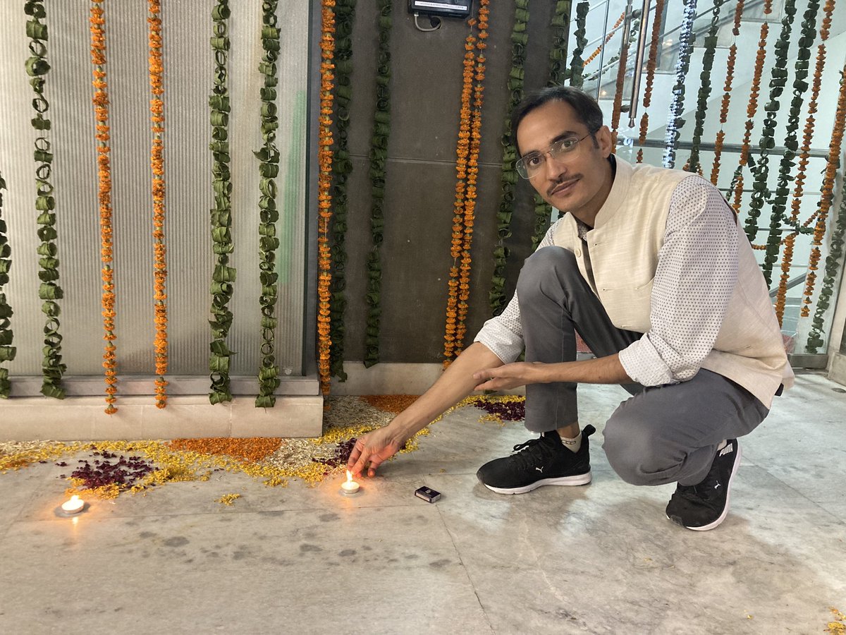 Osama_Zakariaa's tweet photo. ऑफ़िस वाली, हैप्पी दीवाली #HappyBirthdayJimin #Editorji https://t.co/lbTjNIOzS0