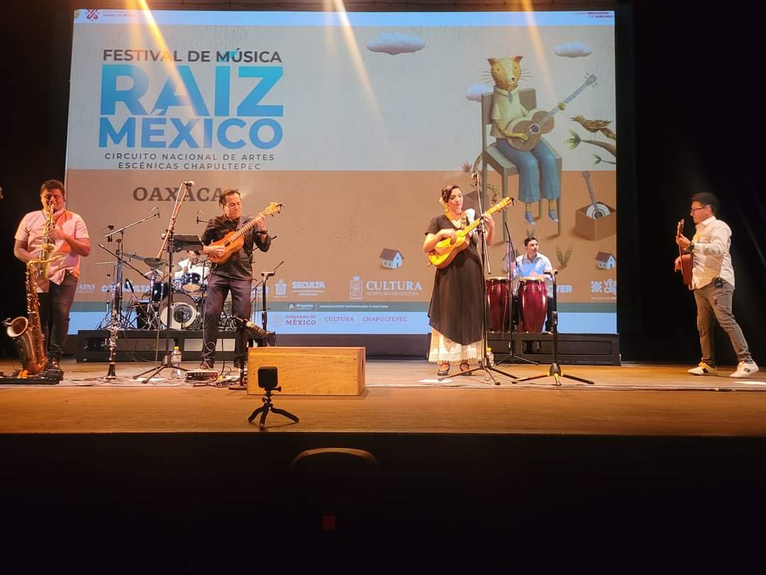 Nos divertimos mucho ayer en el Teatro Juárez, cierre del Festival Raíz México. Gracias por acompañarnos 🥰 <a href="/SECULTA_GobOax/">SECULTA GOBOAX</a> #músicaRaízMéxico #soydelsur #paulinayelbuscapié #FelizLunes #Oaxaca