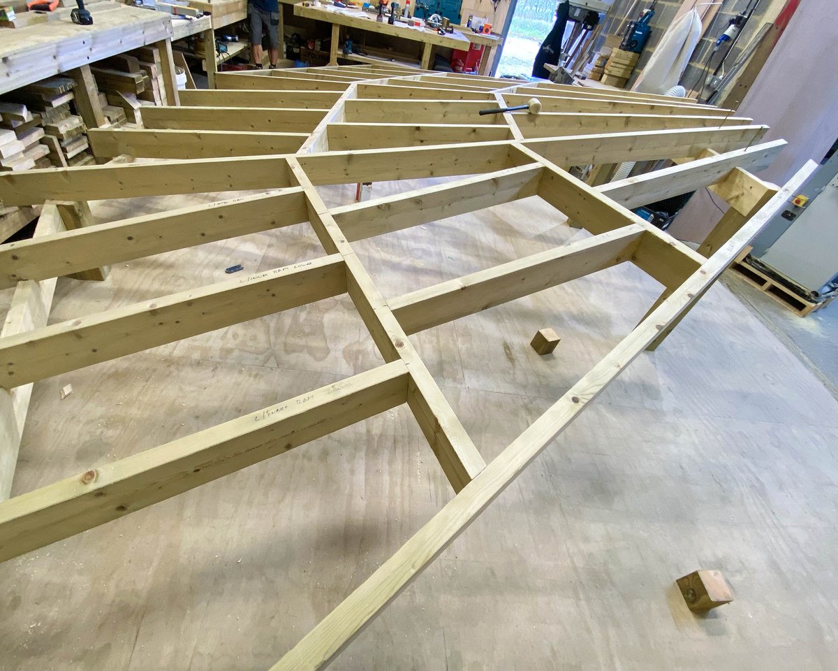 SawscapesP's tweet photo. More progress pics from the workshop. It's a tricky one, but it's coming together nicely! 💪 #bespokedesignandbuild #amphitheatre #shelter #timbershelter #sawscapesplay https://t.co/x20VbZ7Swp