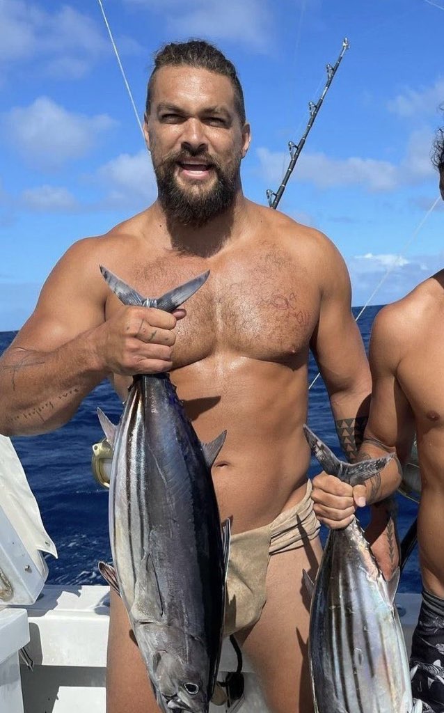 gaysmtra's tweet photo. aint nobody looking at that damn fish https://t.co/zUDDXJ8zOj