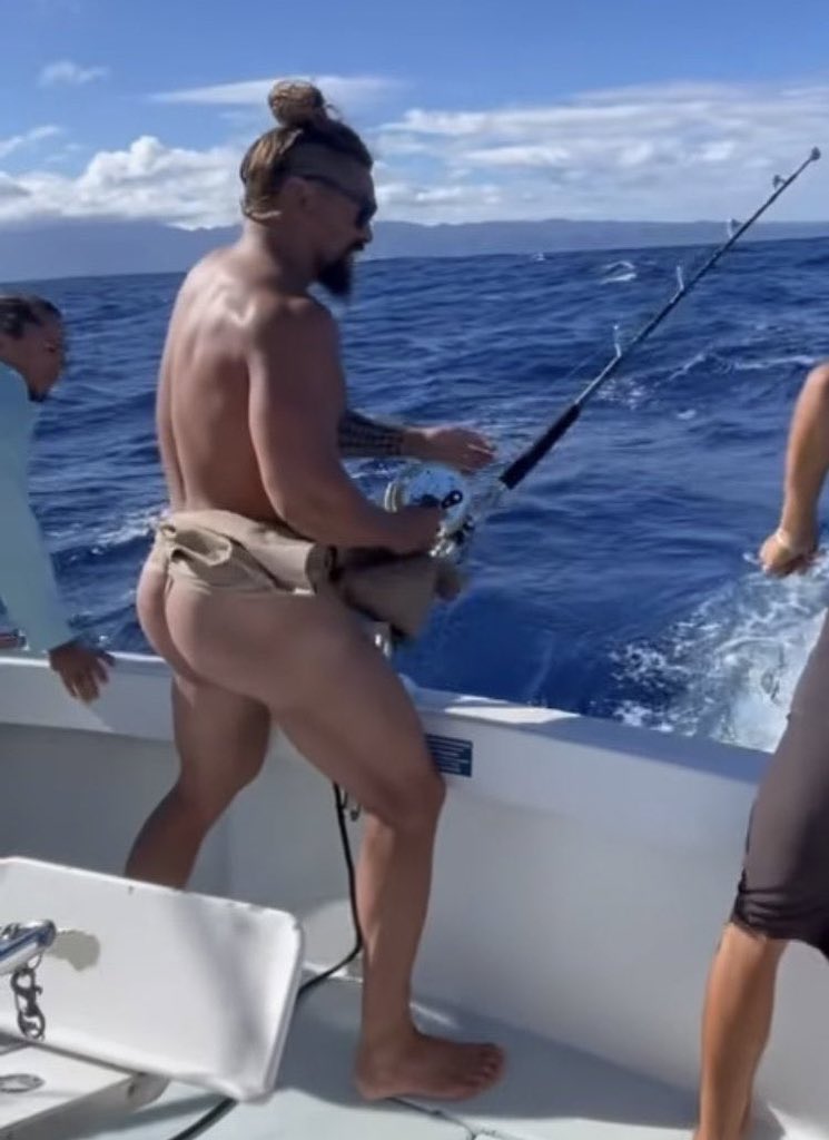 gaysmtra's tweet photo. aint nobody looking at that damn fish https://t.co/zUDDXJ8zOj