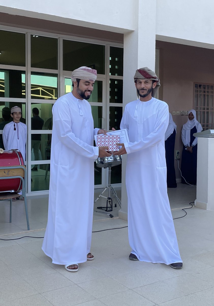 alsinina2016's tweet photo. تكريم الفائزين والمشاركين ولجنة تقييم مسابقة (بصمة معلم) التي اطلقها فريق مشروع مفتاح النجاح في #اليوم_العالمي_للمعلم..

المركز الأول:ا.فاطمة اليحيائية
المركز الثاني:ا.نورة الشكرية
المركز الثالث:ا.مصطفى اليحيائي
المركز الرابع:ا.أحمد الزيدي

#تعليمية_البريمي
#مدارسنا_مستقبل_واعد https://t.co/pOq4tFpSq0