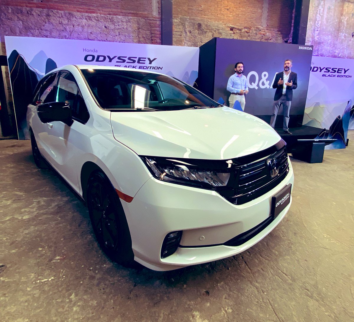 SANABRIAMAC's tweet photo. Llega la última edición de @HondaMexico #Odyssey2023 con #blackedition cómo tope de gama. Con el tradicional motor 3.5 lt con 280 hp y 10 vel automática y más equipo estético, tendrá un pecio en la versión Touring de $1,114,900 y la Black Edition $1,144,999 a la venta desde hoy! https://t.co/Fdo4I7lZK9
