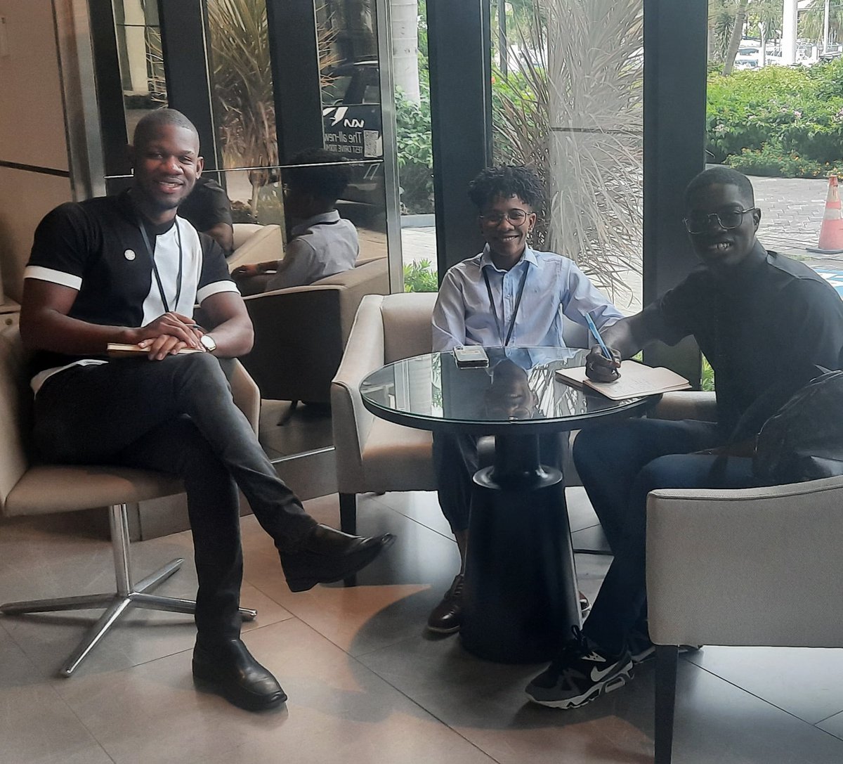 #lunesdenegocios💡 🇯🇲

 Nos hemos reunido con Kelvin Koniki, Secretario General del Parlamento Juvenil de #Suriname🇸🇷. Acordamos trabajar de manera bilateral con la Red Juvenil Afrodescendientes de América Latina y el Caribe <a href="/redjuafrolac/">REDJUAFRO</a>