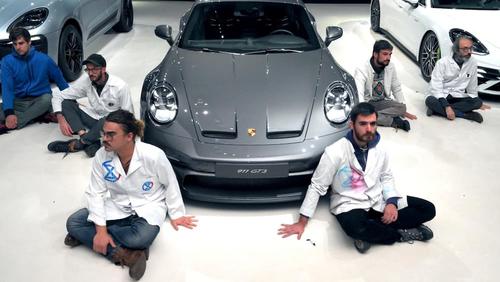 Limportant_fr's tweet image. Des écolos se collent la main au sol d&apos;un garage Porsche en Allemagne. Le concessionnaire les laissent collés 42 heures, chauffage et lumière éteintes, avant d&apos;appeler la police limportant.fr/infos-monde/3/… @jeromegodefroy