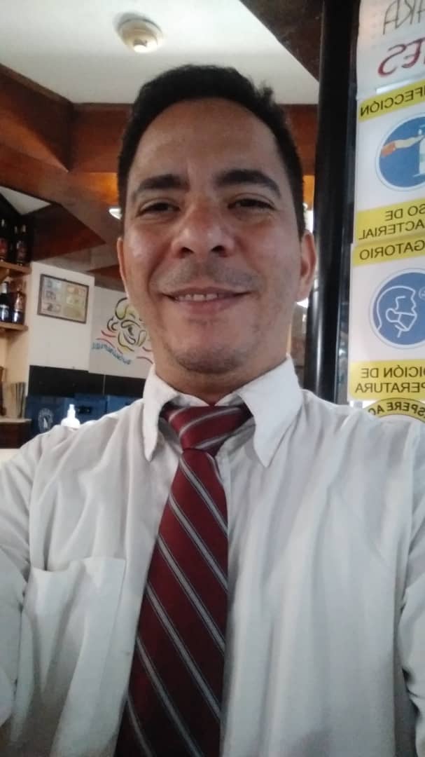 rcamachovzla's tweet photo. #Caracas asesinaron de 9 puñaladas a Jonathan José Cardozo Báez (39A), el hecho ocurrió la madrugada del sábado en Sábana Grande. La víctima salía de su trabajo como mesonero en el rest Puerto Vallarta. Como vivía cerca se fue caminando. Cuando estaba por llegar fue sorprendido https://t.co/BmGcMouS2B