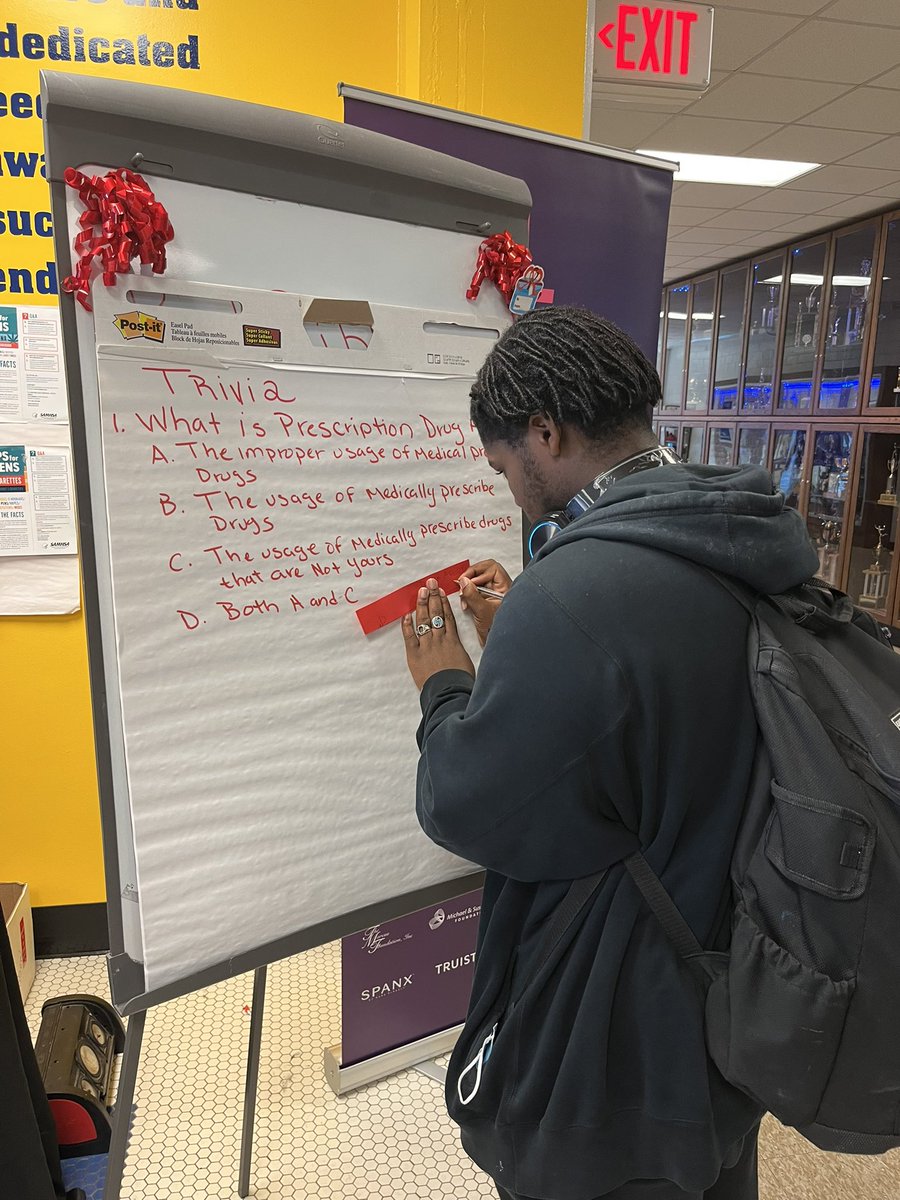 VHSMrsCurrin (@vhscurrin) on Twitter photo It’s Red Ribbon Week at Valley! Thanks to the YSC student volunteers for helping our students make the pledge to be drug free! #TheVikingWay <a href="/ValleyViking033/">Valley High School</a> #DrugFree It’s Red Ribbon Week at Valley! Thanks to the YSC student volunteers for helping our students make the pledge to be drug free! #TheVikingWay <a href="/ValleyViking033/">Valley High School</a> #DrugFree