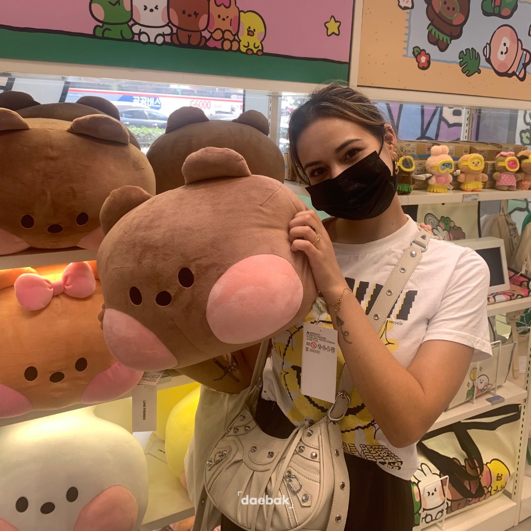 daebakbox's tweet photo. CUTENESS OVERLOAD! 🤩 Our #daebakinterns visited the LINE Friends Store, and it was hard to resist the temptation to buy everything! 💰 

You can also get your LINE FRIENDS goodies at https://t.co/lIQzMXyvzc

#daebak #getdaebak #daebakitems #line #linefriends #bt21 https://t.co/JqRHLpxxKd