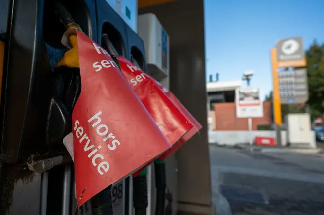 lamontagne_fr's tweet photo. La situation à Clermont-Ferrand ne semble pas s'améliorer. Entre incertitude des gérants des stations et galère pour les usagers, petit point de situation. ⛽️⤵️

https://t.co/mQLtCqmphm https://t.co/WTPcKAZcuU