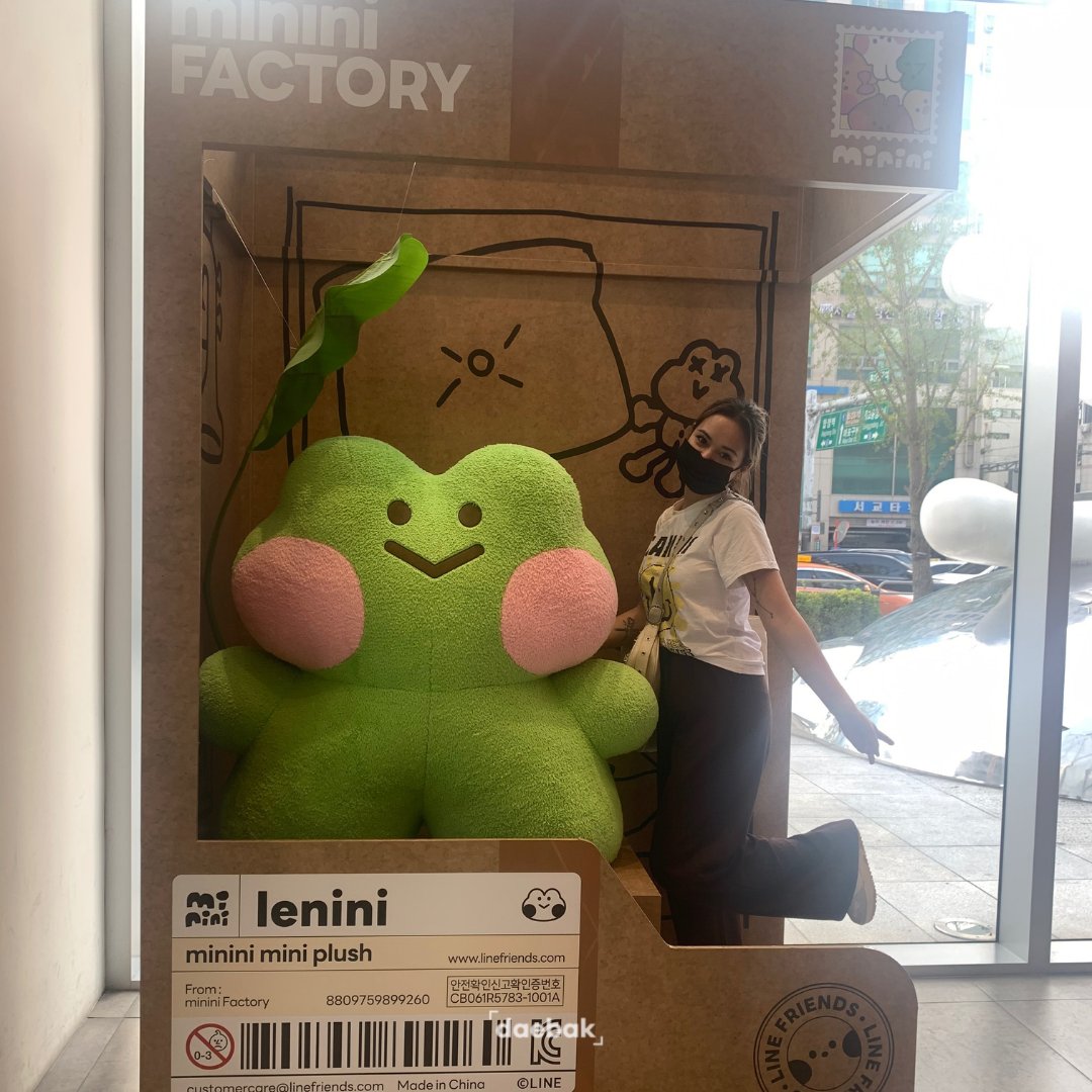 daebakbox's tweet photo. CUTENESS OVERLOAD! 🤩 Our #daebakinterns visited the LINE Friends Store, and it was hard to resist the temptation to buy everything! 💰 

You can also get your LINE FRIENDS goodies at https://t.co/lIQzMXyvzc

#daebak #getdaebak #daebakitems #line #linefriends #bt21 https://t.co/JqRHLpxxKd