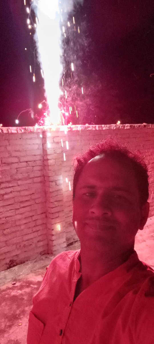 neerajkumarray2's tweet photo. Selfie with #Anaar
#selfie with #CRACKERS
पटाखों वाली #दीवाली
#HappyDiwali #HappyDiwali2022 #दिपावली_की_हार्दिक_बधाई https://t.co/W9EMrmeIdf