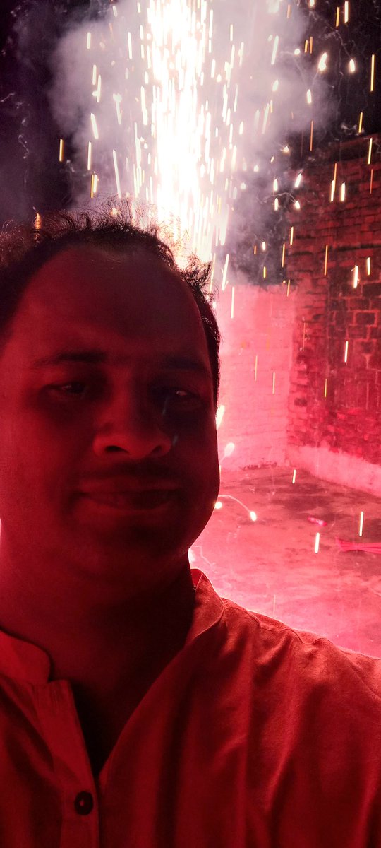 neerajkumarray2's tweet photo. Selfie with #Anaar
#selfie with #CRACKERS
पटाखों वाली #दीवाली
#HappyDiwali #HappyDiwali2022 #दिपावली_की_हार्दिक_बधाई https://t.co/W9EMrmeIdf