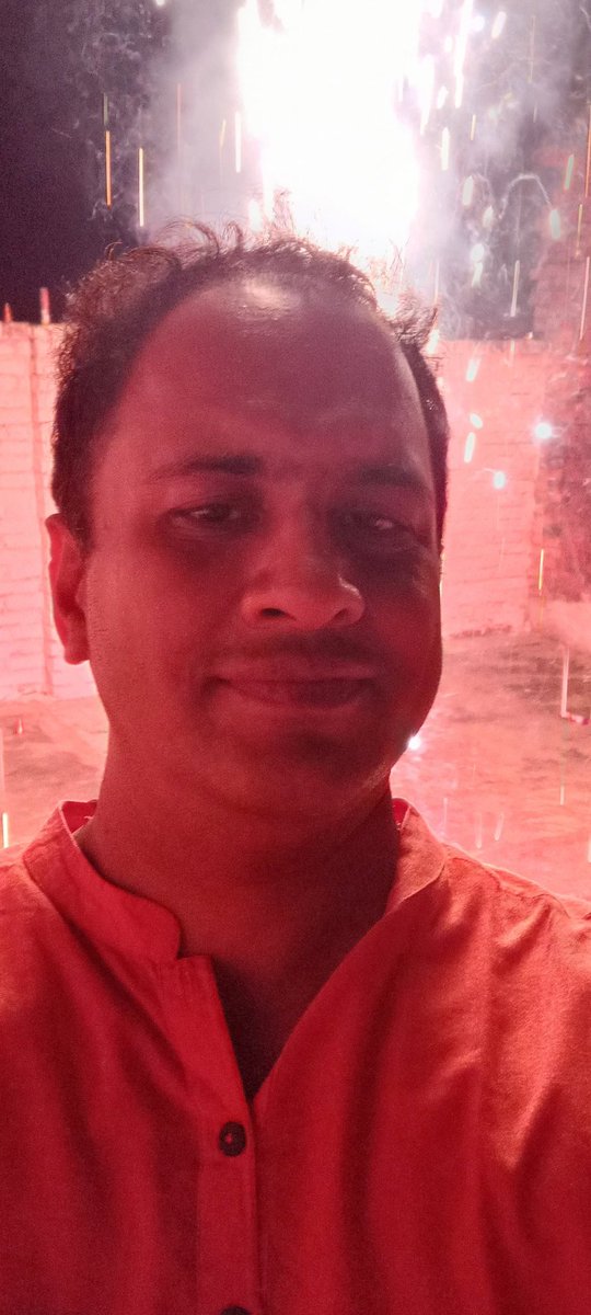 neerajkumarray2's tweet photo. Selfie with #Anaar
#selfie with #CRACKERS
पटाखों वाली #दीवाली
#HappyDiwali #HappyDiwali2022 #दिपावली_की_हार्दिक_बधाई https://t.co/W9EMrmeIdf