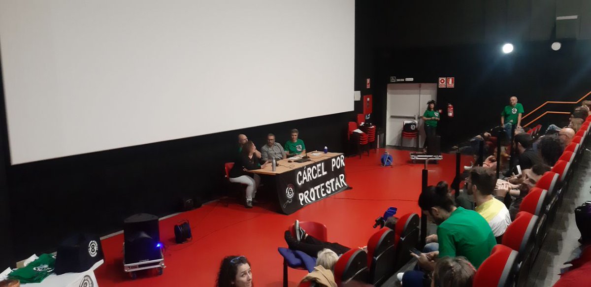 AntirepresivaGu's tweet photo. Los #8deCaixabank agradecemos a @olgarodriguezfr y @JuanDiegoBotto la representación de la realidad de las personas desahuciadas #EnLosMargenes
Es urgente que la sociedad deje de criminalizar la pobreza y empecemos a generar conciencia de clase
👏👏 Al público que llenó la sala https://t.co/bLvWJZsA2b