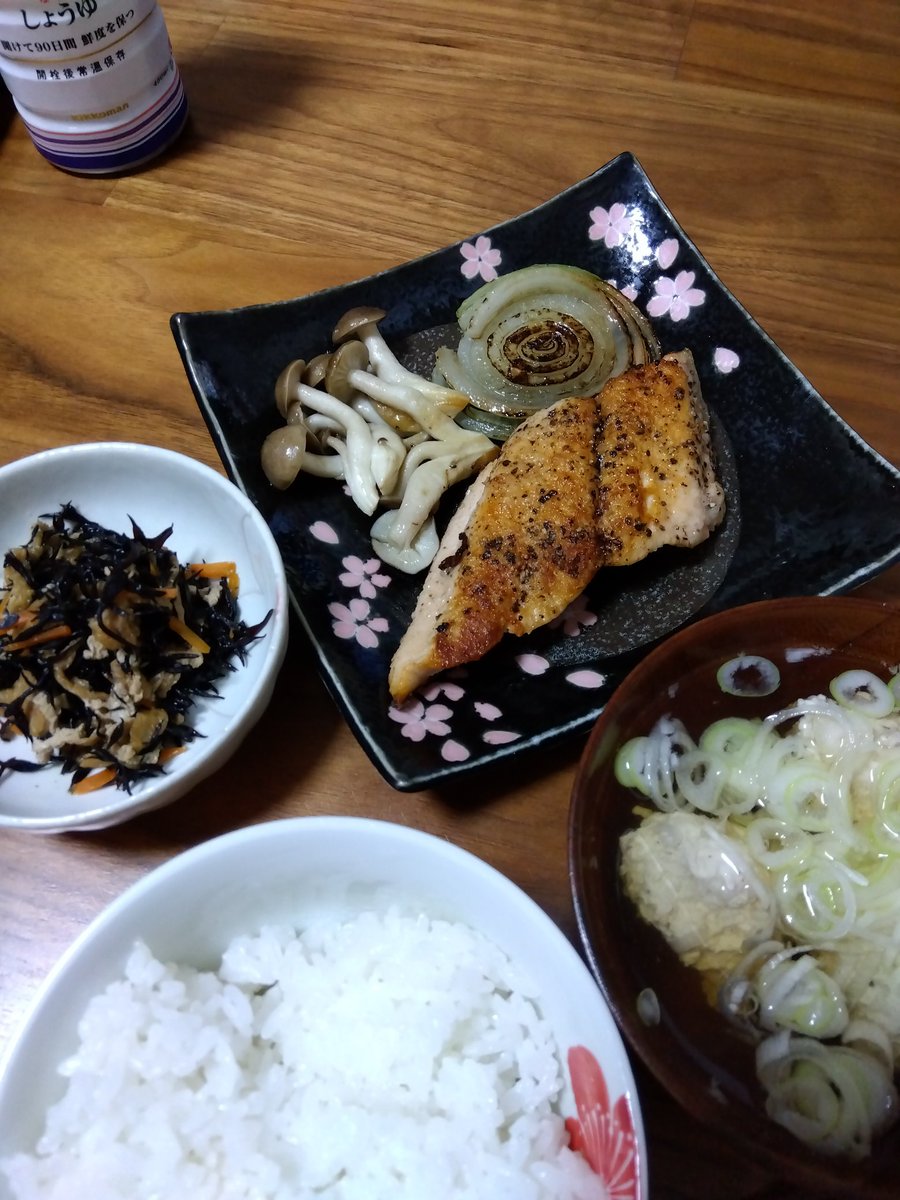 今夜は鮭のムニエル？塩鮭みたい笑ひじきの煮物、鶏団子スープです。 すんごく冷えてきました。風邪ひかないよーに❤️ また明日👋