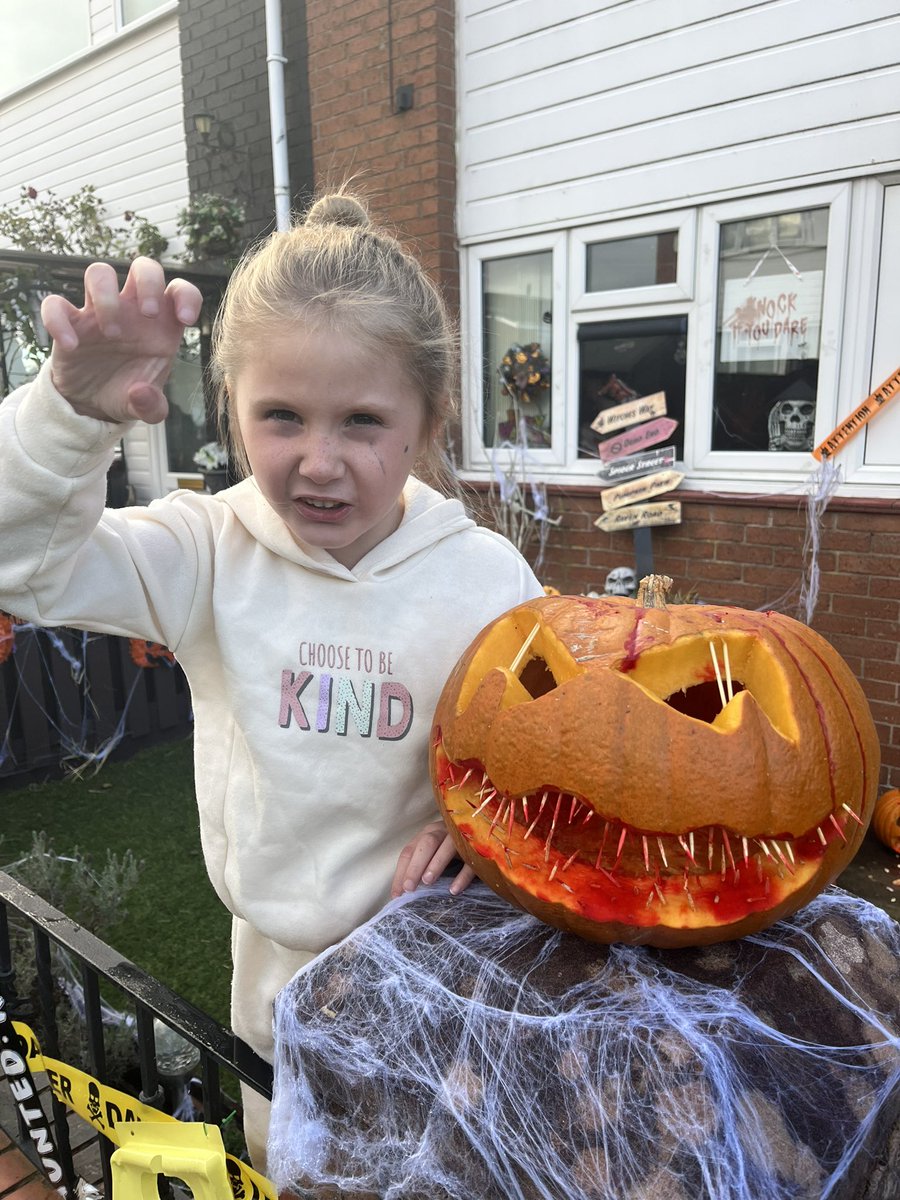 mistfall31's tweet photo. No cute pumpkin Carving from Faye! Faye wanted super scary so thatโs what we done!! We also enjoyed an afternoon down at the pumpkin patch picking the perfect pumpkin @HalsneadR #razorteeth #pumpkincarving #scary #halloween #autumm https://t.co/6xnzQg198k