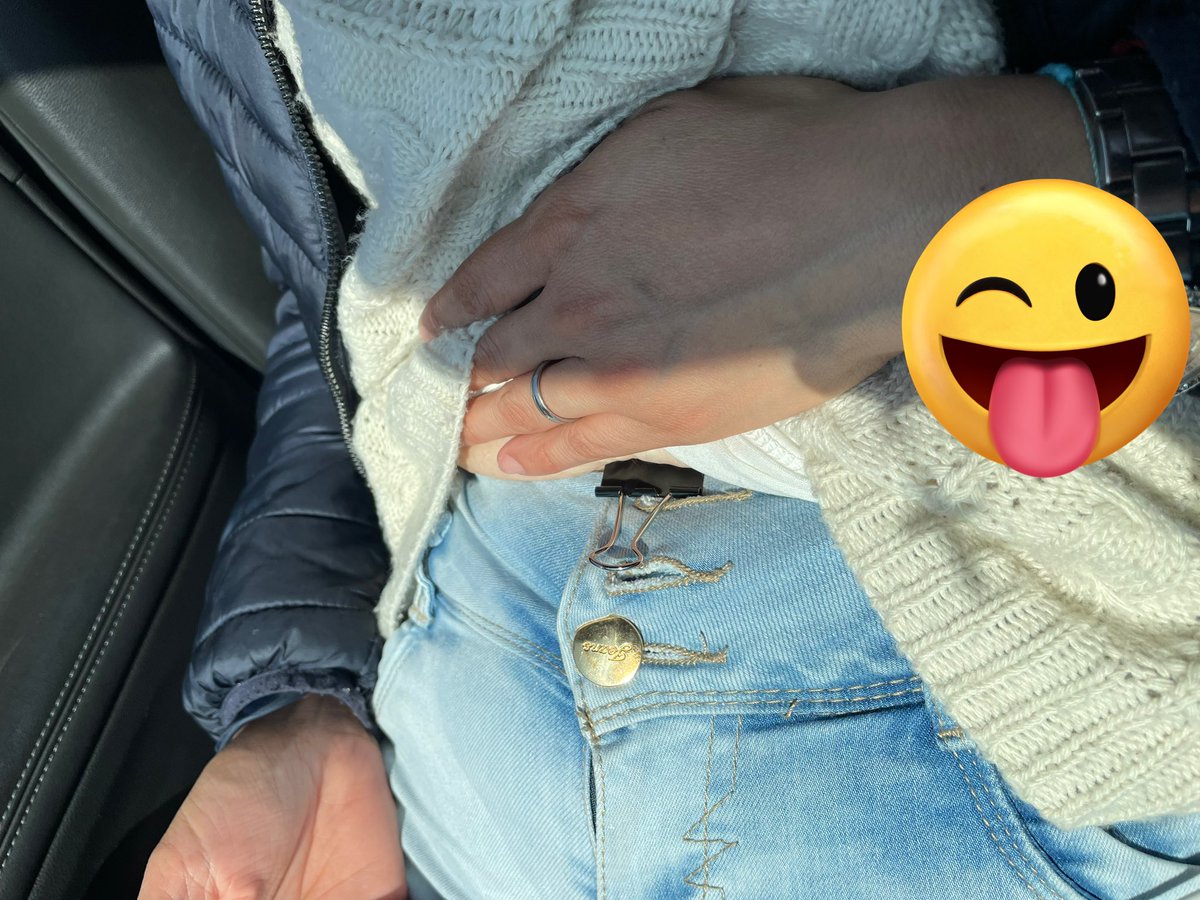 abrylss's tweet photo. Como cuando se te caen los botones y tienes que salvar el momento!! 🤭😂🤣 https://t.co/u7KWClIcoQ