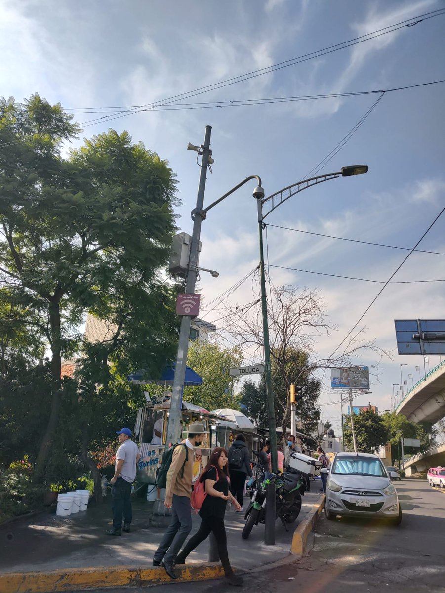 AntonTrillo's tweet photo. @Claudiashein @C5_CDMX @lialimon como es que las cámaras sirven para ver los precios de las gasolineras pero no ven a los taxis qué diario hacen base en la lateral del periférico esq. Av. Toluca https://t.co/aXYGt1SWkx