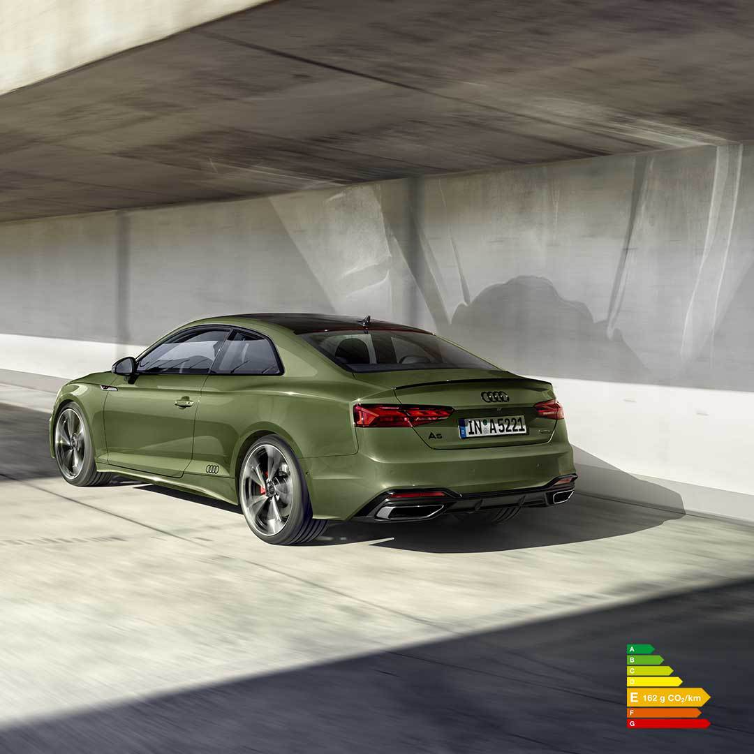 Puissante et élégante, Audi A5 Coupé se démarque par ses prises d'air sculptées et ses passages de roues musclés.
Utilisez le système «mild-hybrid» qui coupe le moteur pendant les phases de décélération, pour réduire sensiblement votre consommation de carburant. #AudiA5Coupé