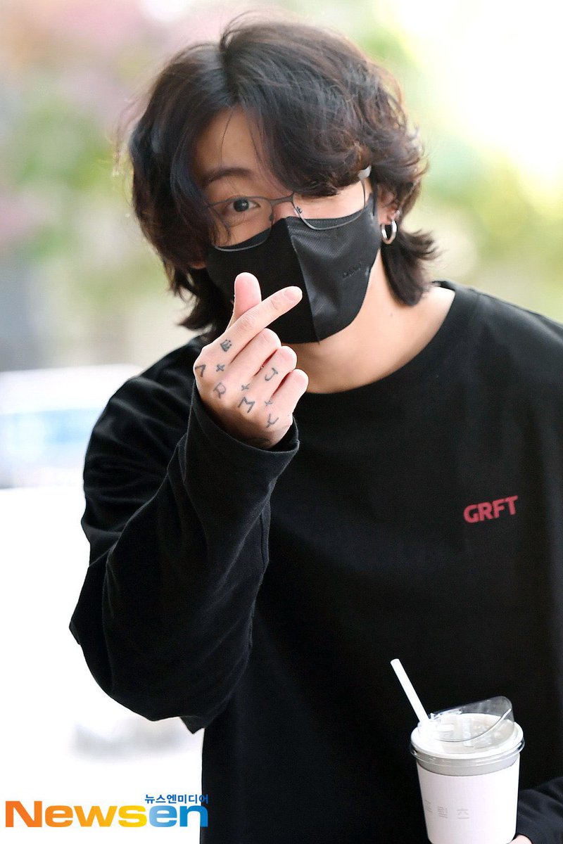 goldenstage_jk's tweet photo. 221024 Airport Media Pics | Jungkook 📸 (2)

#정국 #JUNGKOOK #JK @BTS_twt https://t.co/DwlHPkXAK6