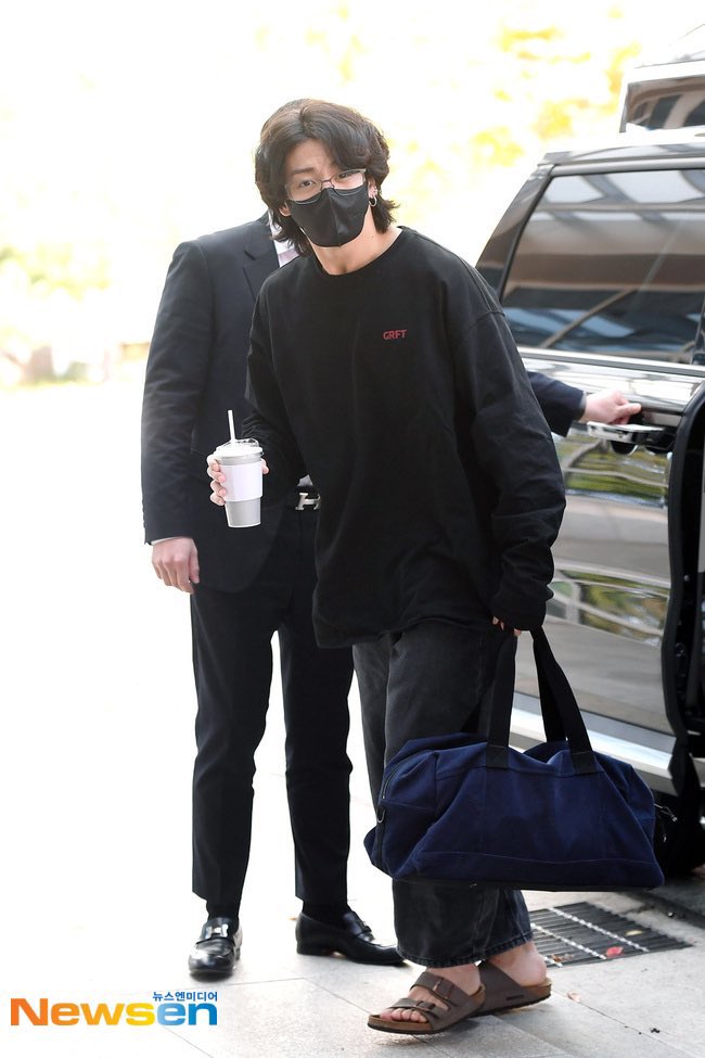 goldenstage_jk's tweet photo. 221024 Airport Media Pics | Jungkook 📸 (4) 

#정국 #JUNGKOOK #JK @BTS_twt https://t.co/etC8Rebgif